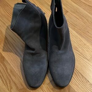 Grey suede boot very good condition
